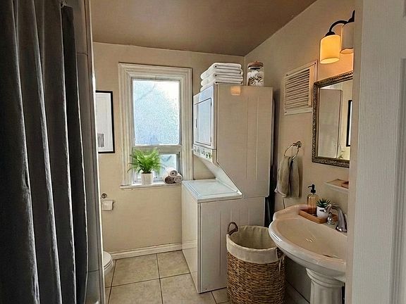 4th image of 33 Barnesdale Ave S #2