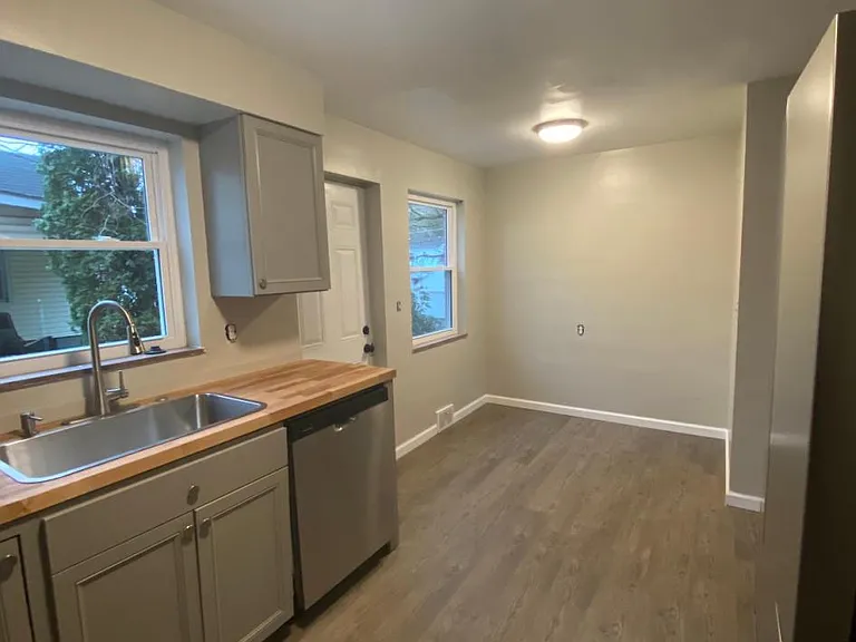 502 38th St SE — Photo 2