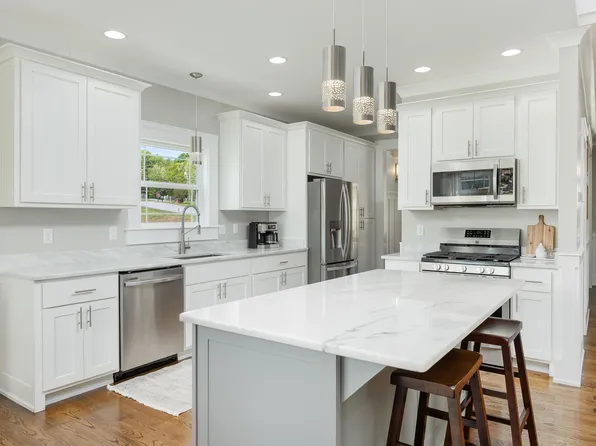 1164 Dreamfield Dr, Soddy Daisy, TN 37379