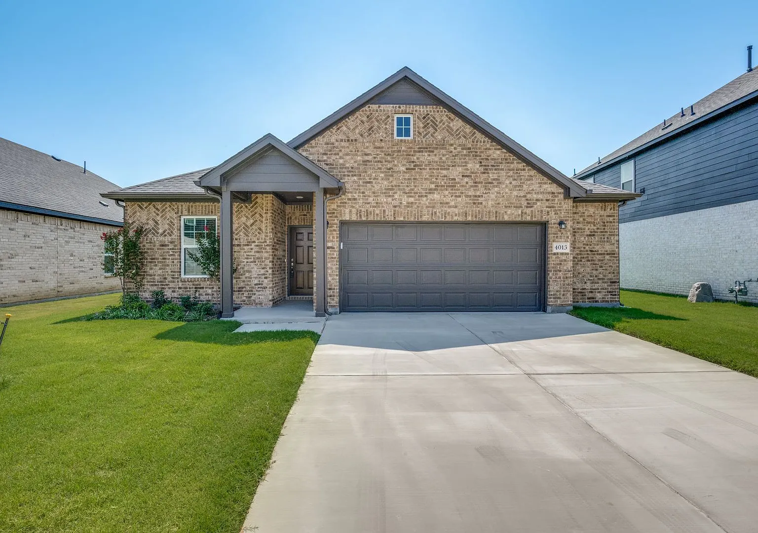 Modern 3-Bedroom Home with Spacious Living Areas in Argyle — Photo 1