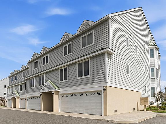 3rd image of 902 Ocean Dr Unit 1407