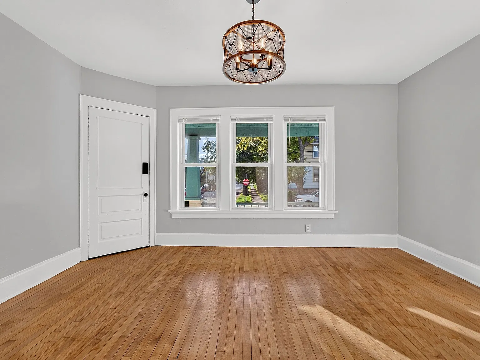 Beautifully Renovated 2-Bedroom Apartment Near Brady Street! — Photo 4