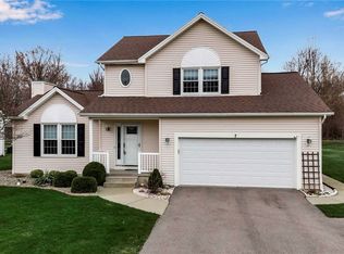 7 Windsor Ridge Dr, Lancaster, NY 14086