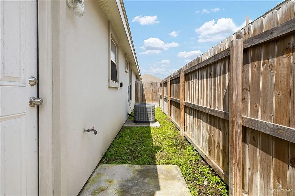 2 bed, 2.0 bath, 981 sqft, $995 — Photo 3