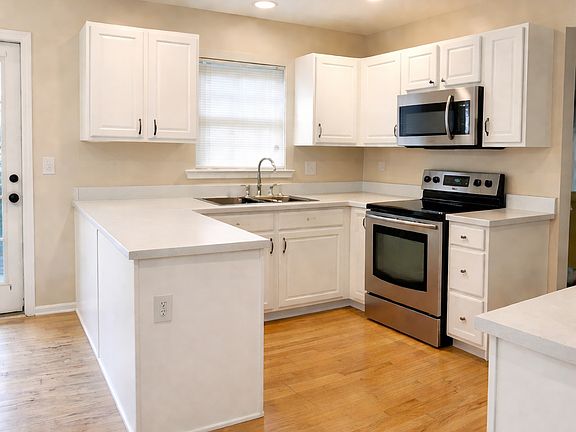 3rd image of 303 Rivereen Way