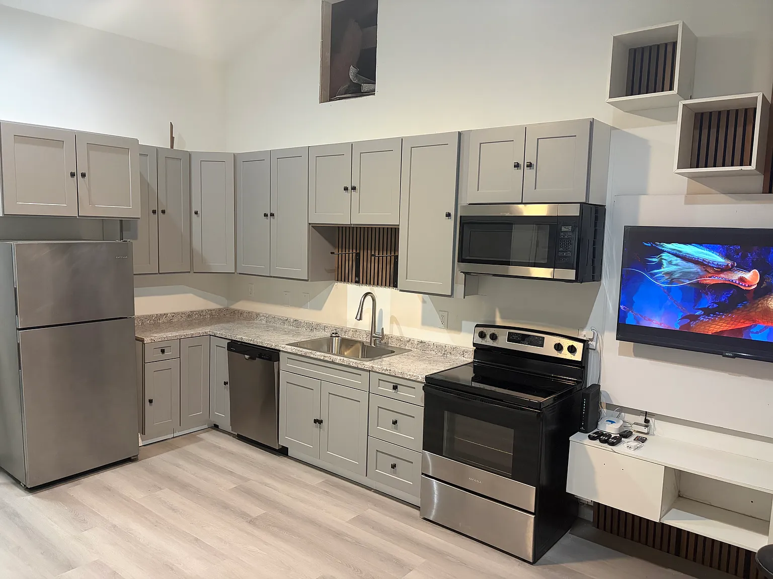 2 bed, 500 sqft, $2,500 — Photo 2