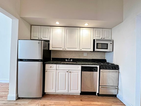 4th image of 881 10th Ave #2R