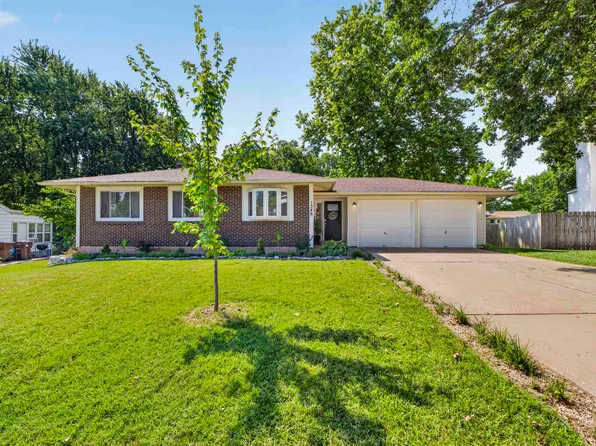 1346 Blue Ridge Dr, Saint Peters, MO 63376