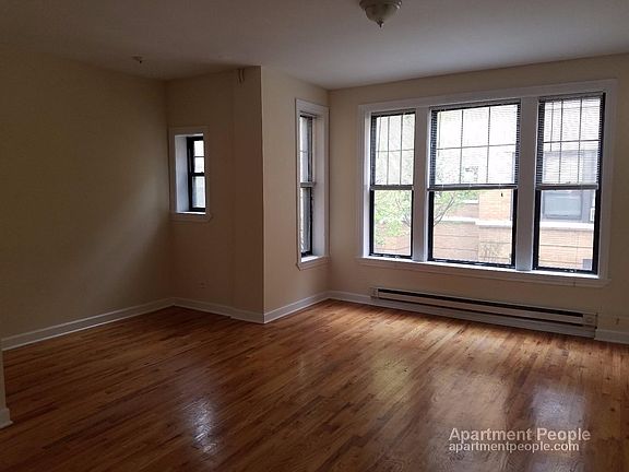 3rd image of 723 1/2 W Barry Ave APT 1B