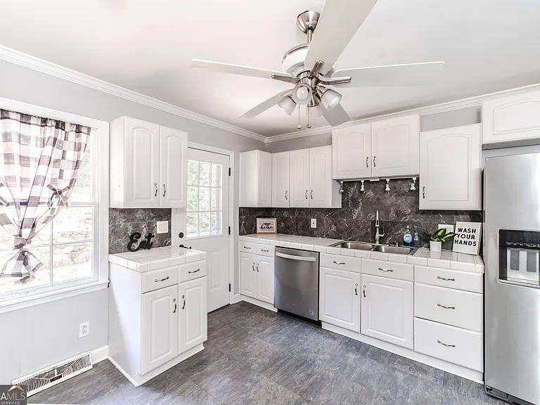 302 E Valley Rd NE — Photo 18