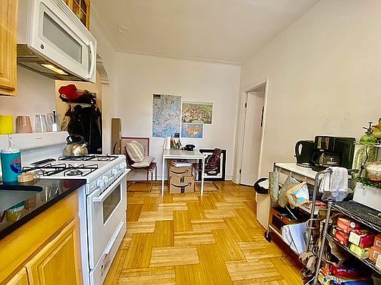 3rd image of 33 Crooke Ave #5L