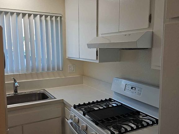 5th image of 573 Emerald Ave APT 11