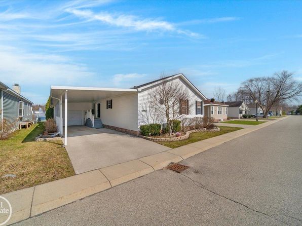 6240 Twin Lakes Dr, Smiths Creek, MI 48074