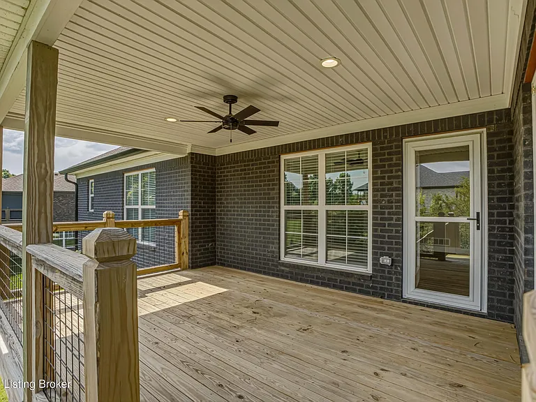 19 Clubhouse Ct — Photo 3