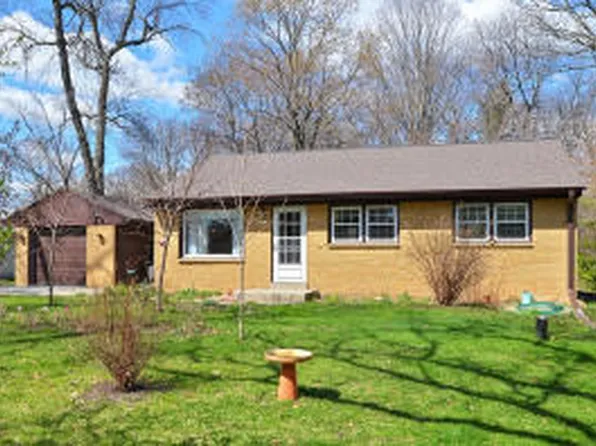 1631 S Woodside Dr, New Berlin, WI 53151