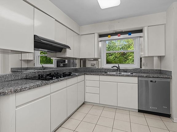 3rd image of 3227 River Falls Dr