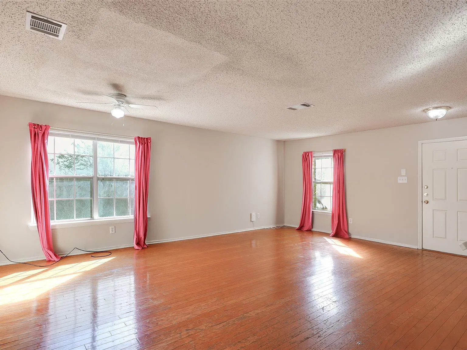 4 bed, 2.5 bath, 2676 sqft, $2,050 — Photo 4