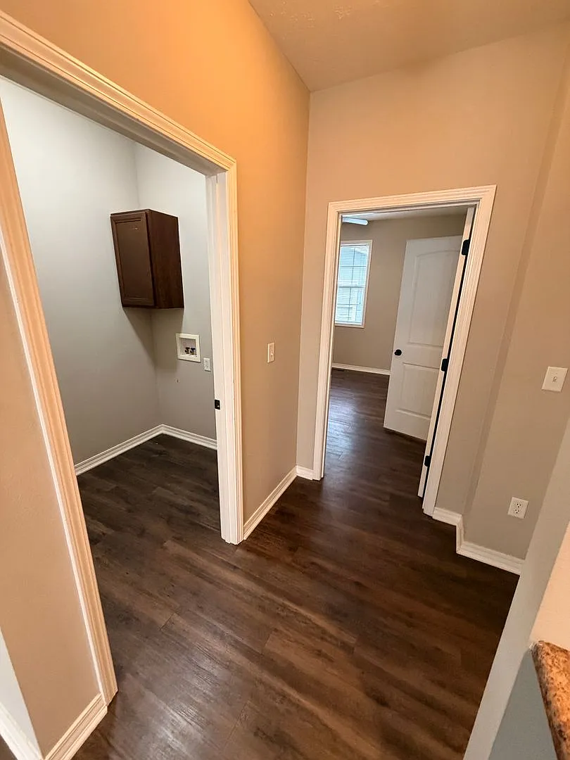 3bed 3bath house with a 2 car garage — Photo 4