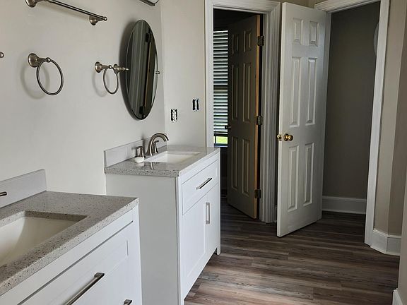 Adults bathroom - Tub and shower - Closet