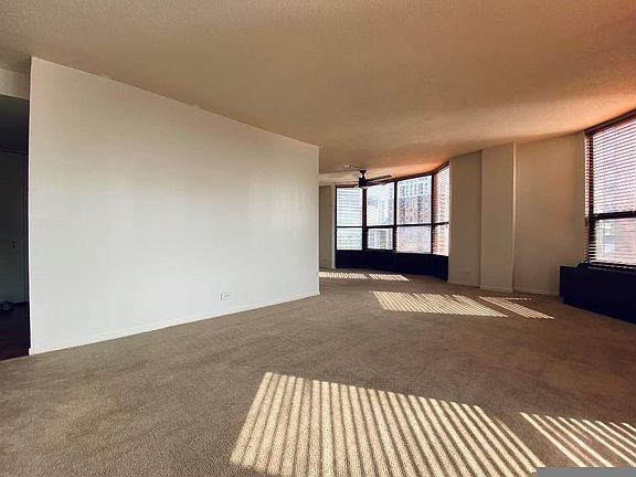 5th image of 899 S Plymouth Ct APT 1004