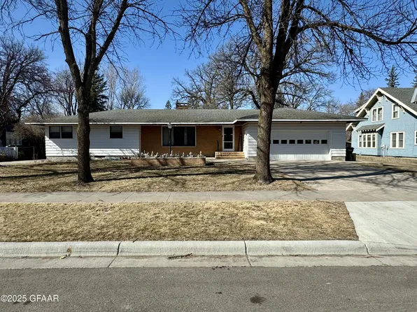 657 N 4th St, Warren, MN 56762
