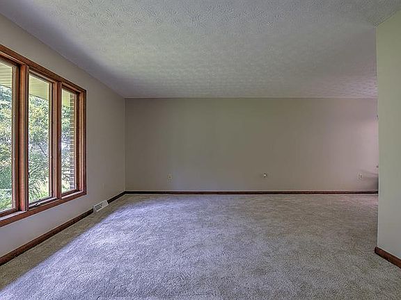 3rd image of 532 Ramblewood Dr