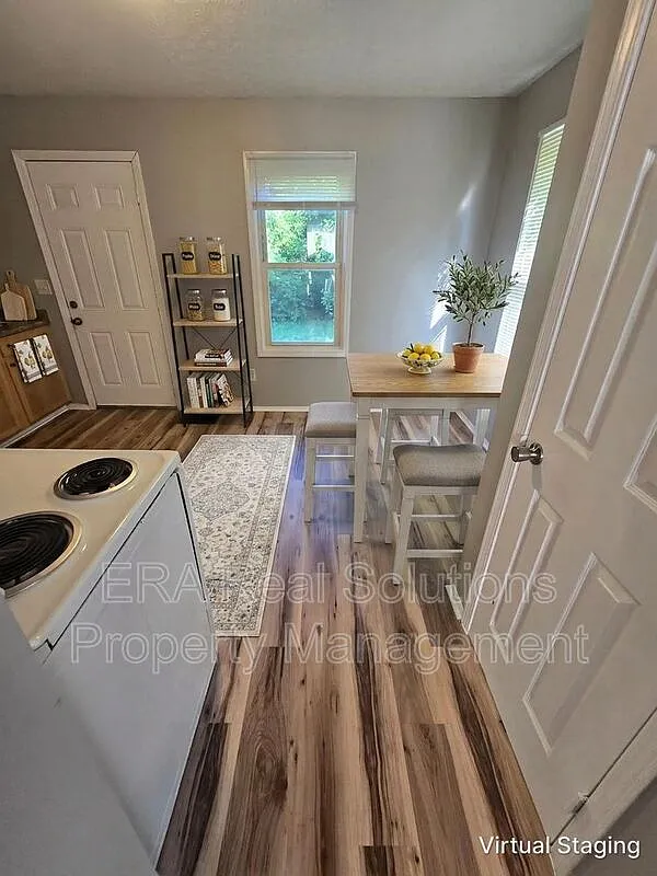 2 bed, 1.0 bath, 727 sqft, $900 — Photo 2