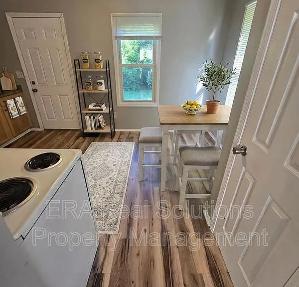 839 S Ogden Ave — Photo 2