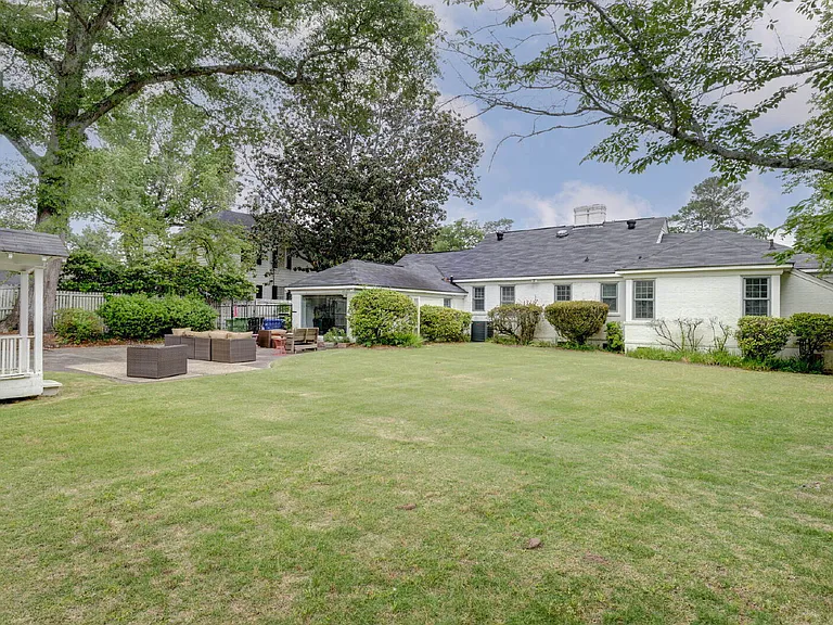 1702 Elmwood Dr — Photo 2