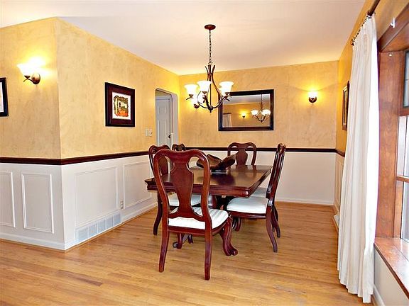 3rd image of 2851 Fairhill Dr