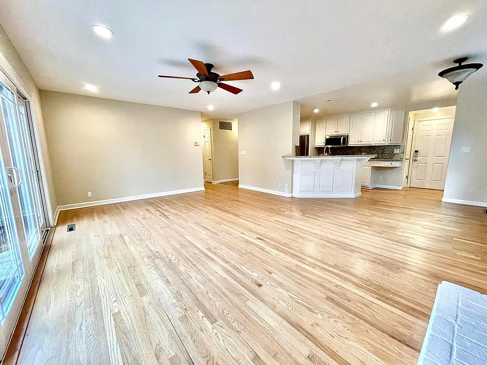1833 Gunston Way
