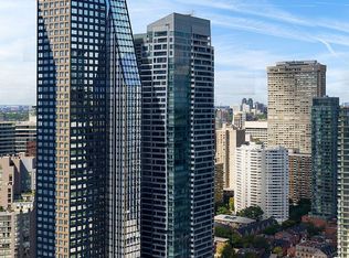 8 Wellesley St W #4702, Toronto, ON M4Y 1E7