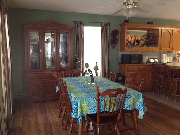 Bar between kitchen & dining area