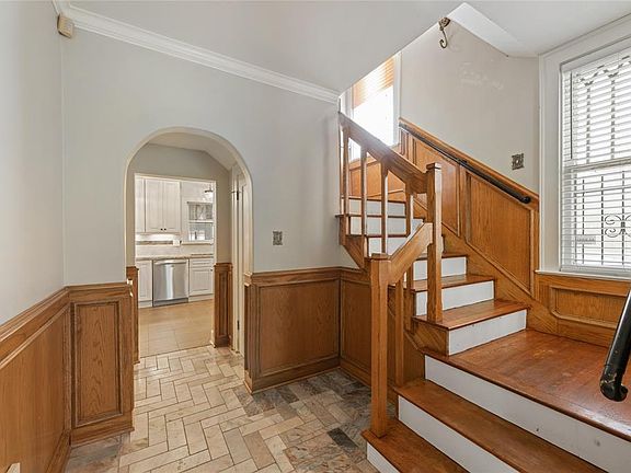 3rd image of 2518 Oakdale St