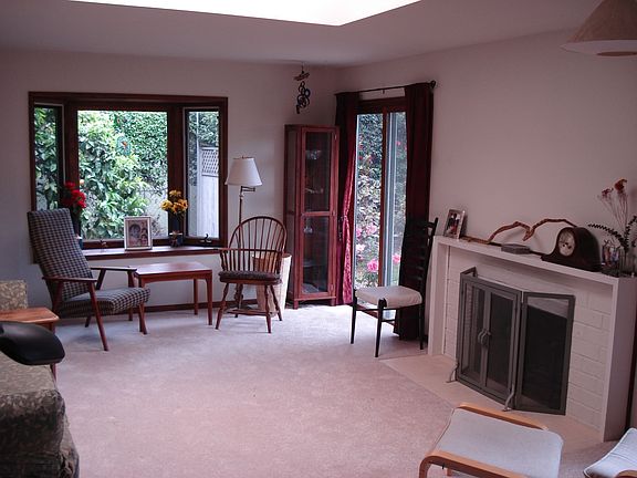 LR with skylight & bay window