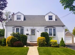 48 Walnut Ave E, Farmingdale, NY 11735