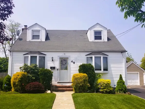 48 Walnut Ave E, Farmingdale, NY 11735