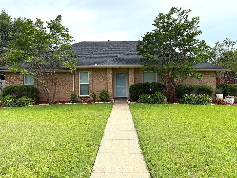 Beautiful and well-maintained brick home in convenient location