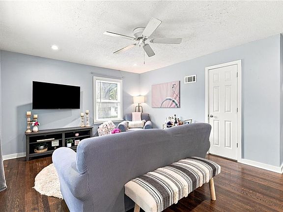 5th image of 307 SE 6th St