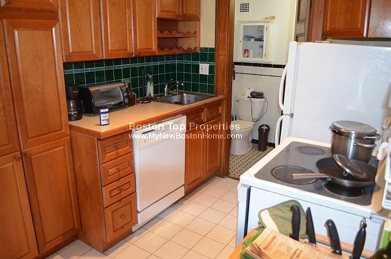 2nd image of 855 Beacon St APT 3
