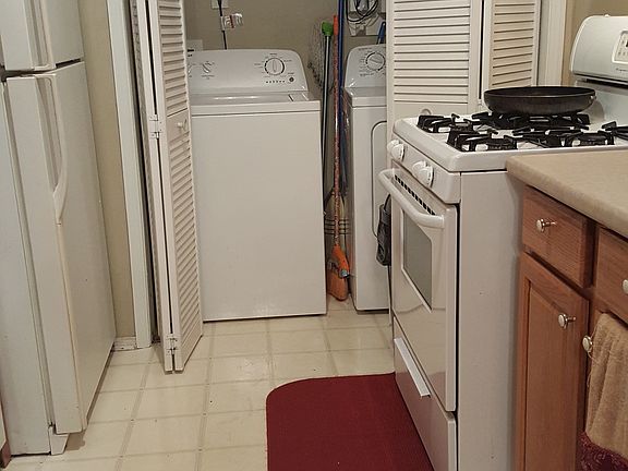 Kitchen with gas stove & full sized washer/dryer