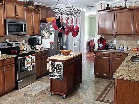 Kitchen w/Granite Counters