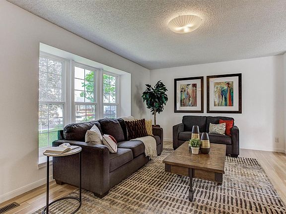 5th image of 1405 S Vaughn Cir