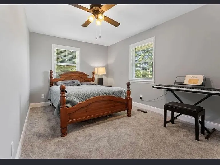 3704 Hilldale Dr NE — Photo 14
