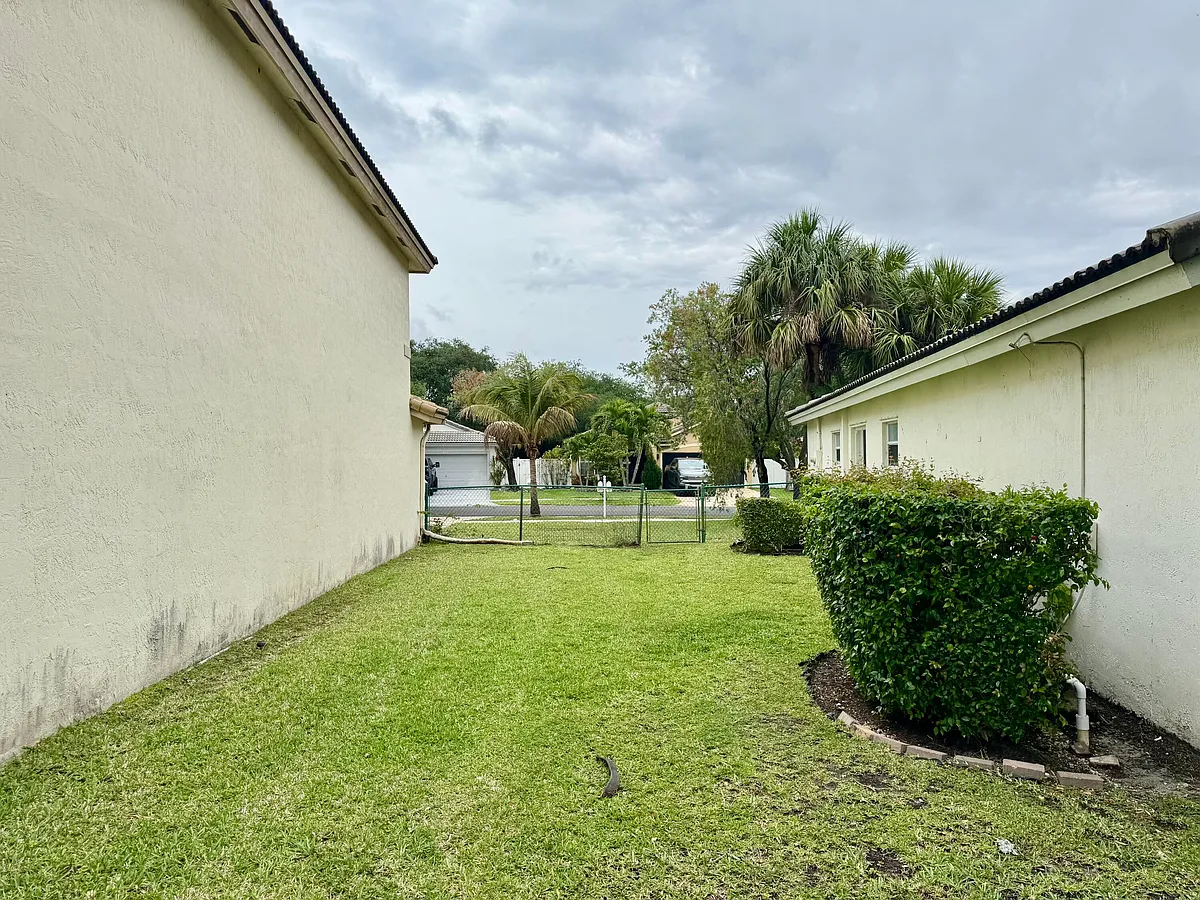 Building Photo - 387 SW 206th Ave #0