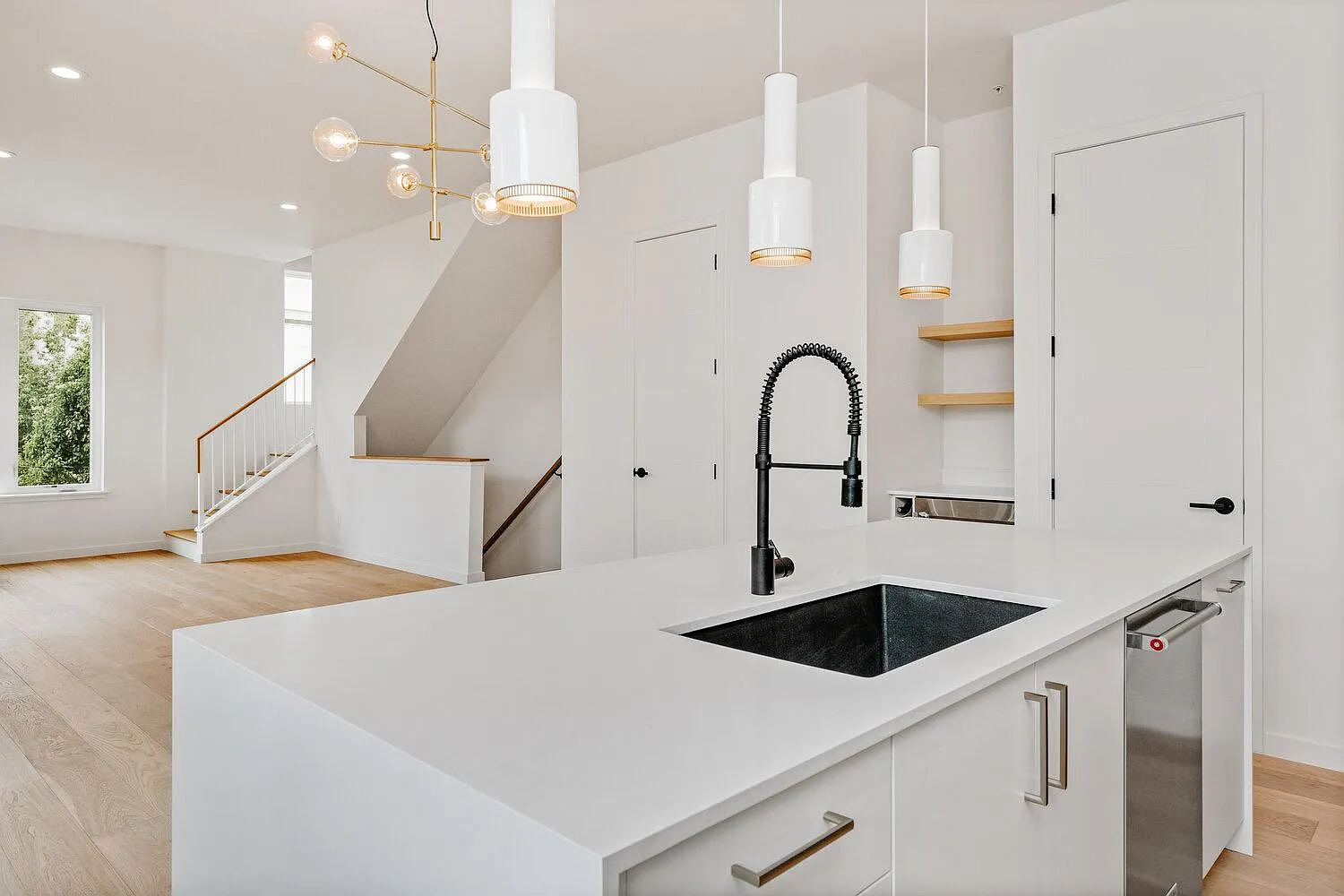 1718 Irving St — Photo 3