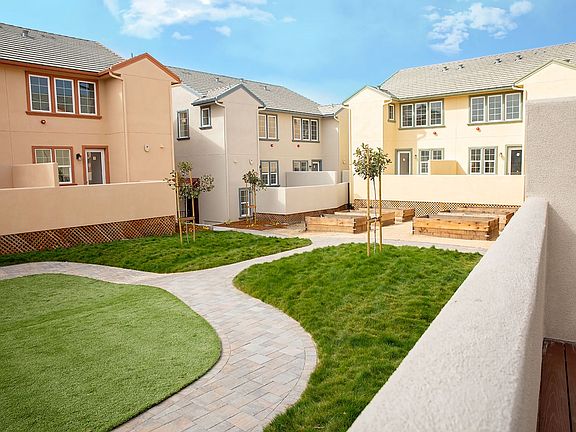 2nd image of 44 Blackbird Cir