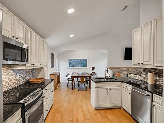 5th image of 35 Atlantic Ave #A-b