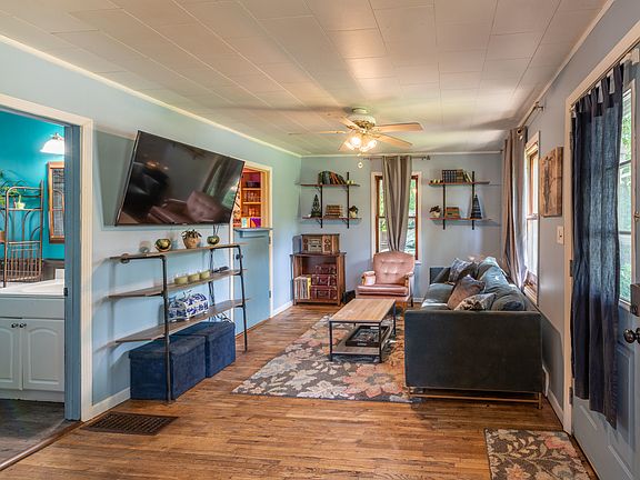 3rd image of 1037 Sard Ave