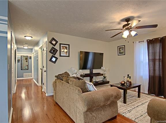 3rd image of 468 King Creek Blvd